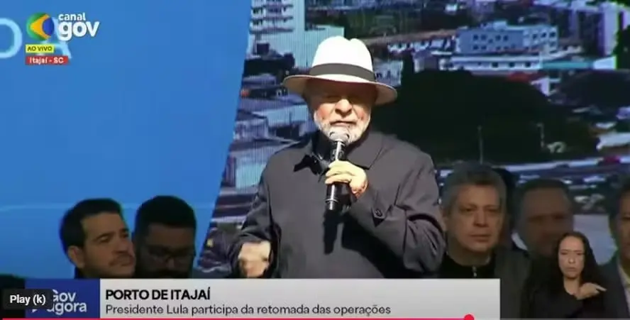Lula discursa em Itajaí. Foto: Reprodução