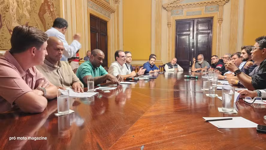 O prefeito Eduardo Paes se reúne com representantes de motociclistas no Palácio da Cidade — Foto: Divulgação/AMO-RJ