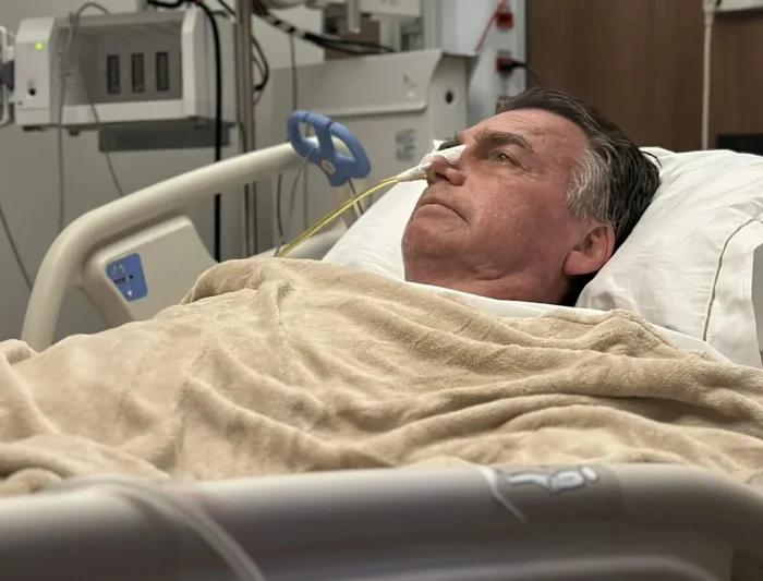 Terror: Jair Bolsonaro publica foto chocante de seu abdômen aberto