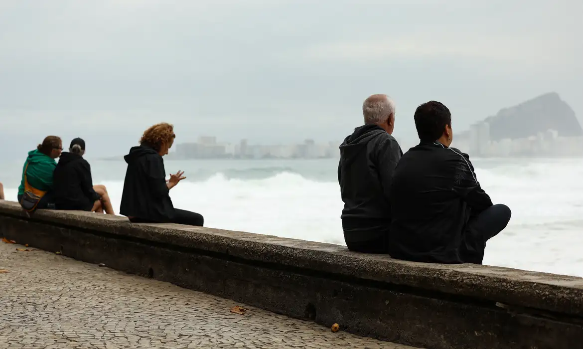 Rio de Janeiro: Uma frente fria com gosto de denúncia: o frio avança, o Estado se esquiva e o povo é quem sente na pele. O alerta é meteorológico, mas o diagnóstico é político.