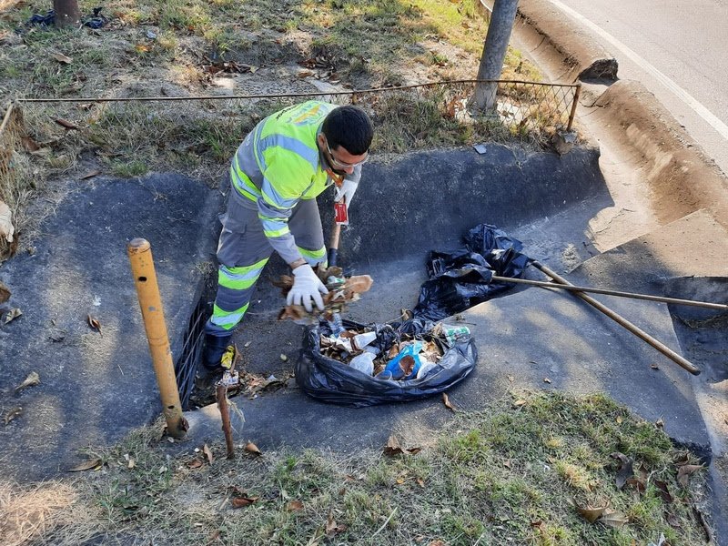 Lamsa faz limpeza preventiva em rio e canal na Cidade de Deus para evitar alagamentos