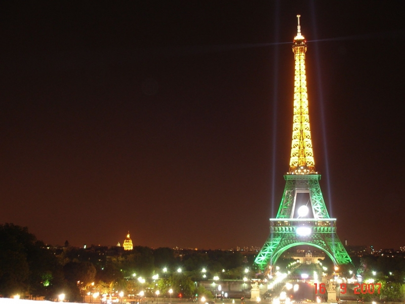 Torre Eiffel iluminada de verde e amarelo durante visita oficial de Lula a Paris em junho de 2025