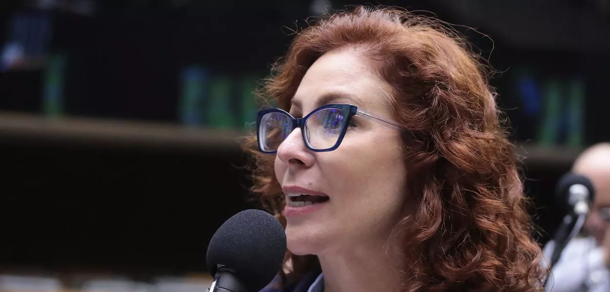 Carla Zambelli pede licença de 120 dias na Câmara após fugir do Brasil | Diário Carioca