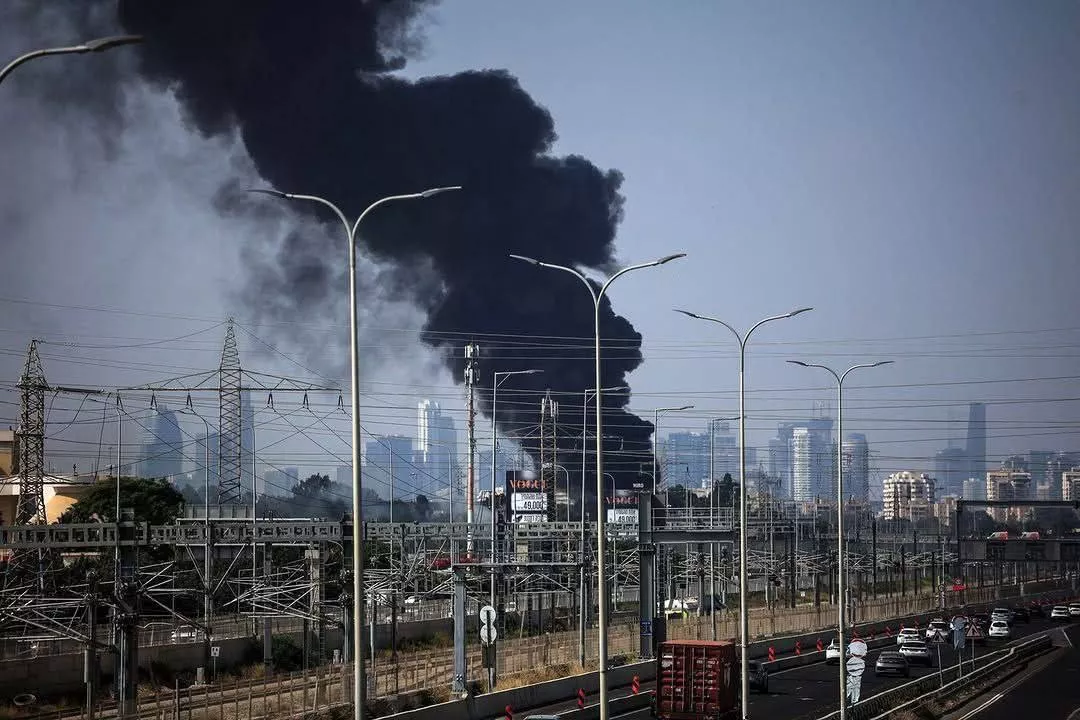 Incêndio causado por ataques iranianos nesta terça-feira, 17/06/2025, em Tel Aviv, capital de Israel (Foto: Reprodução/X)