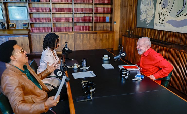 Lula, Mano Brown e Semayat Oliveira durante a entrevista, em Brasília