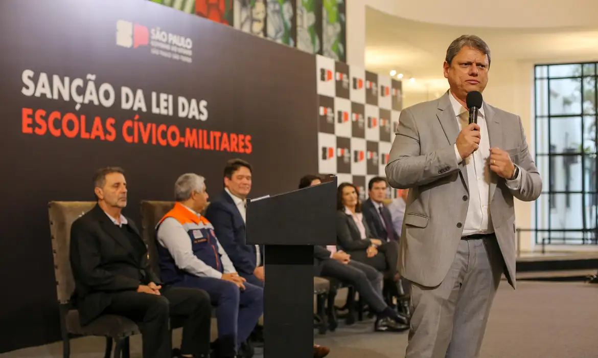 MP investiga Tarcísio por R$ 57 mi em uniformes militares para escolas