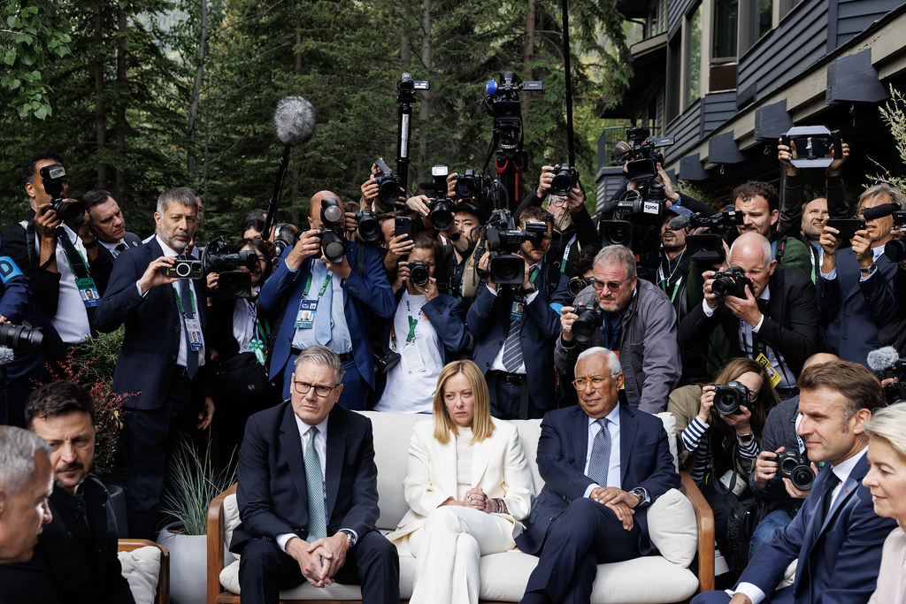 17/06/2025. Kananaskis, Canadá. O primeiro-ministro Keir Starmer conversa com o secretário do Tesouro dos EUA, Scott Bessent, o primeiro-ministro do Canadá, Mark Carney, o presidente da Ucrânia, Volodymyr Zelenskyy, a primeira-ministra da Itália, Giorgia Meloni, o presidente do Conselho Europeu, Antonio Costa, o presidente da França, Emmanuel Macron, a presidente da Comissão Europeia, Ursula von der Leyen, e o chanceler da Alemanha, Friedrich Merz, na Cúpula do G7 no chalé de montanha Kananaskis, no Canadá. Foto de Simon Dawson / No 10 Downing Street.