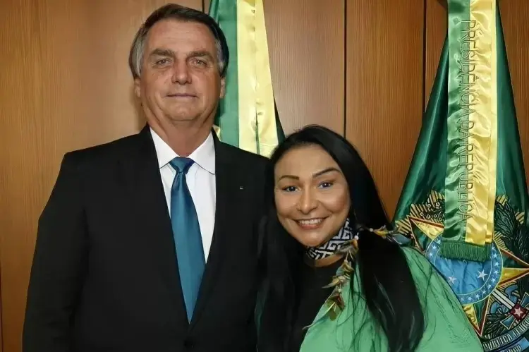 O ex-presidente Jair Bolsonaro ao lado da deputada federal Silvia Waiãp – Foto: Reprodução