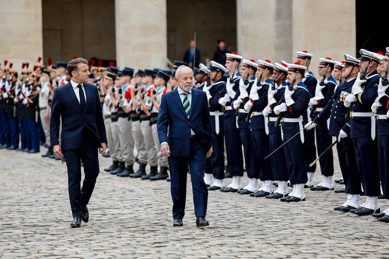 Antes do início das reuniões, Lula e Macron passam em revista guarda de honra francesa