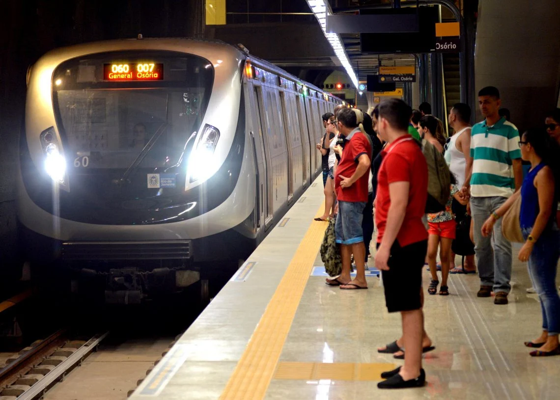 Expansão do metrô do Rio de Janeiro, com túnel sob a Baía, favorece eixos centrais e exclui periferias. Obra só começa em 2026.