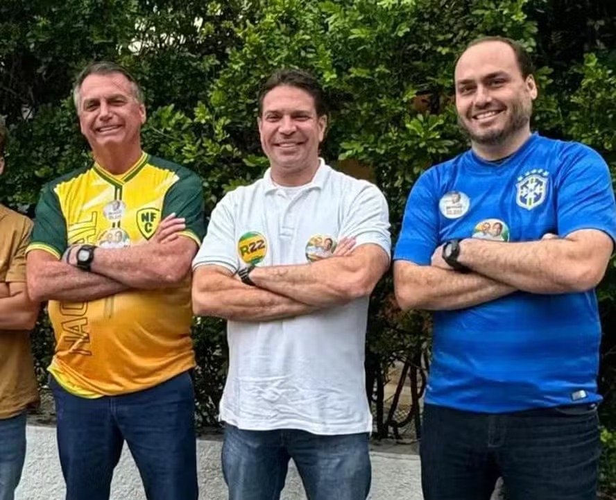 O deputado federal Alexandre Ramagem (PL) em campanha ao lado do ex-presidente Jair Bolsonaro (PL) e do vereador Carlos Bolsonaro (PL). Foto: Reprodução