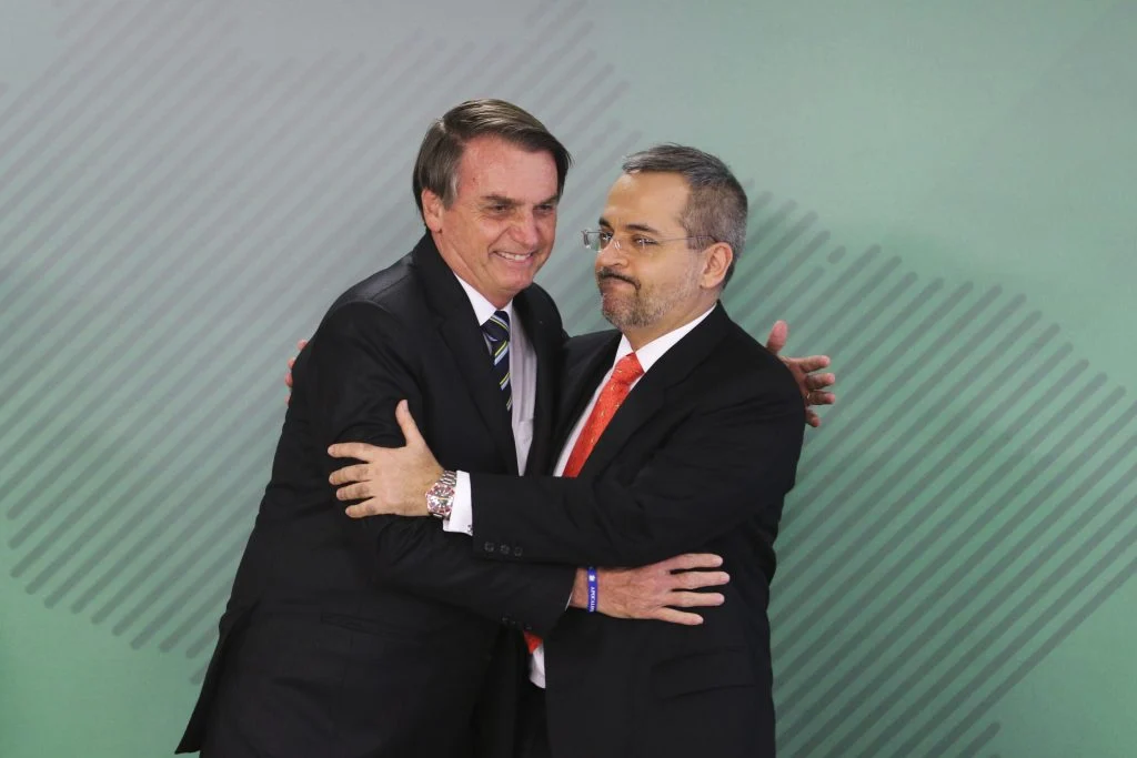 Jair Bolsonaro, então presidente, e Abraham Weintraub, então ministro da Educação, durante evento no Palácio do Planalto, em 2020. Foto: Valter Campanato/Agência Brasil