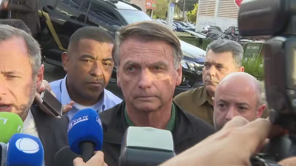 O ex-presidente Jair Bolsonaro concede entrevista a jornalistas após depor à Polícia Federal — Foto: Reprodução/TV Globo
