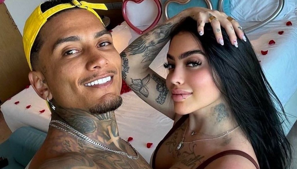 Casais famosos faturam até R$ 500 mil mensais com nudes e vídeos eróticos na internet, gerando debates sobre economia digital, regulação e ética.