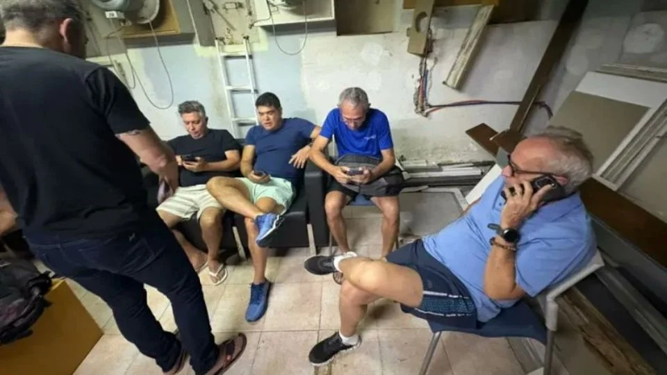 Parte da comitiva de políticos bolsonaristas em bunker em Tel Aviv em meio à guerra entre Israel e Irã. Créditos: Reprodução de vídeo / Rede X