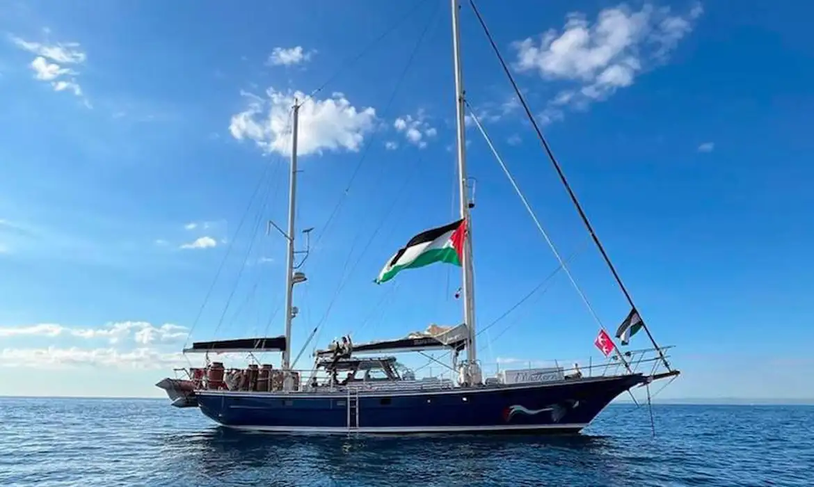 Israel ameaça interceptar barco com Greta Thunberg que leva ajuda a Gaza, violando normas internacionais e intensificando o cerco humanitário.