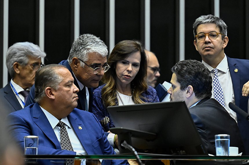 Relator, Eduardo Gomes (E) conversa com Davi Alcolumbre e outros senadores durante a sessão Andressa Anholete/Agência Senado