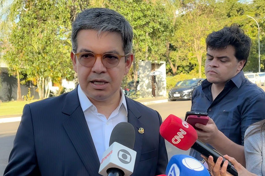 Randolfe concedeu entrevista após reunião com Davi Alcolumbre e líderes partidários na residência oficial do presidente do Senado