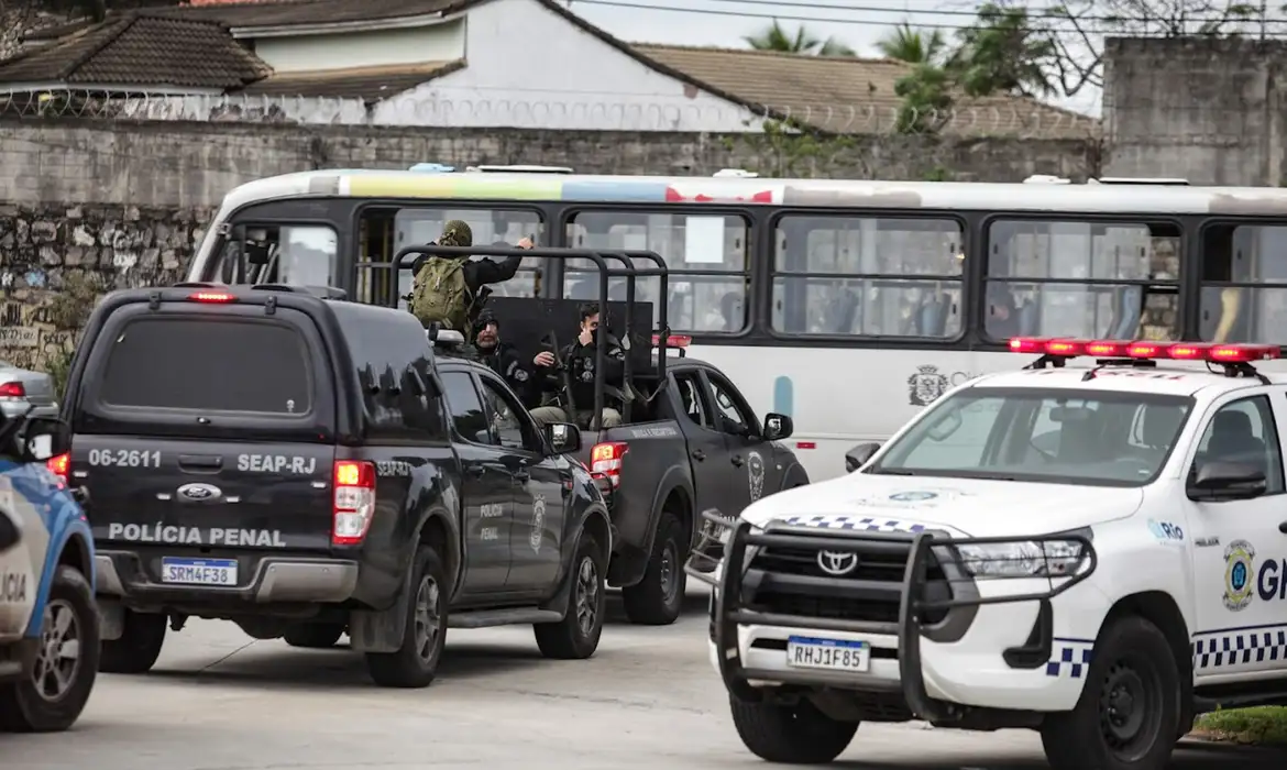 Mortes de policiais dobram no Rio em 2025. Estado lidera ranking nacional, ignora protocolos e culpa STF enquanto violência explode nas favelas.