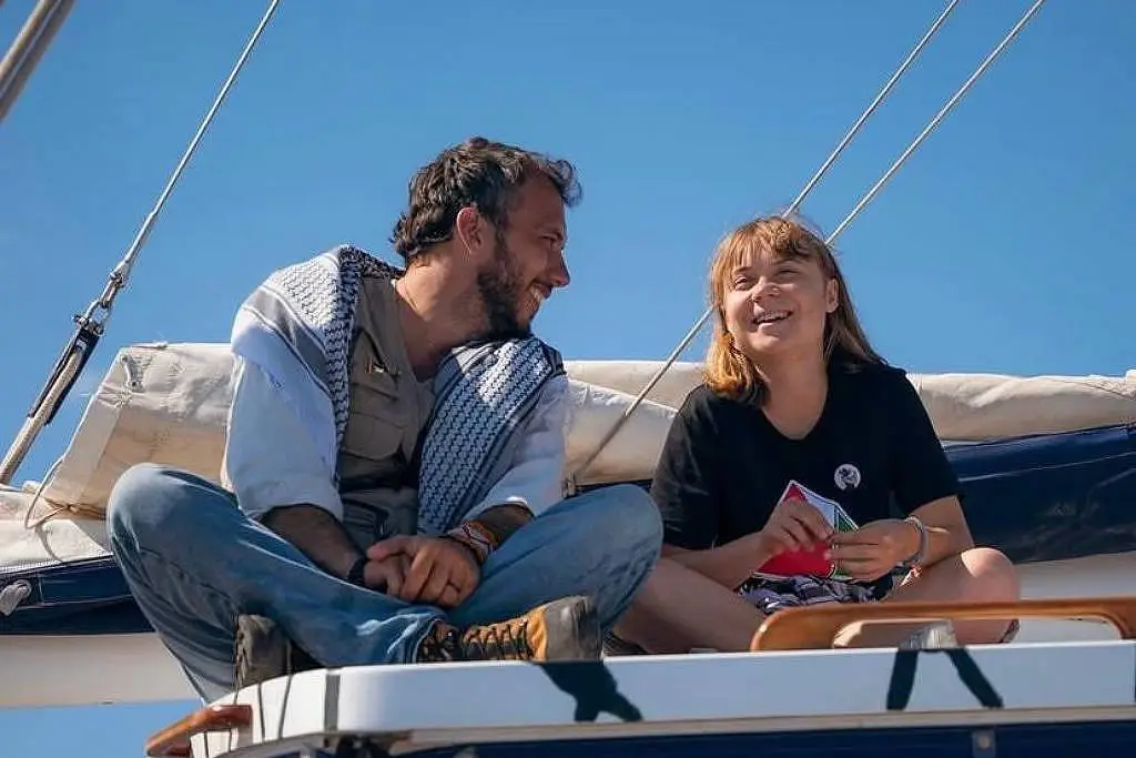 O brasileiro Thiago Ávila e a sueca Greta Thunberg no barco Madleen, que tentava chegar à Faixa de Gaza – Reprodução/@FreedomFlotilha