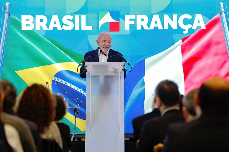 O presidente Lula durante coletiva de imprensa em Paris, na França: papel do presidente é facilitar investimentos e parcerias. Foto: Ricardo Stuckert / PR