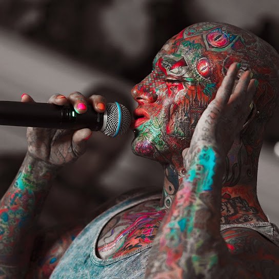 Rapper iraniano Tataloo é condenado à morte por blasfêmia. Ícone de protestos pós–Mahsa Amini, enfrenta execução iminente por críticas ao regime.