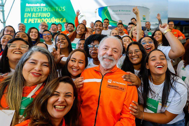 “Petrobras é bússola da economia brasileira”, diz Lula em anúncio de R$ 33 bi em investimentos no RJ