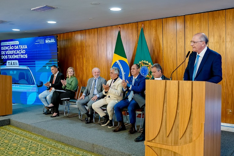 Lula zera taxa de taxímetro e muda regra nacional