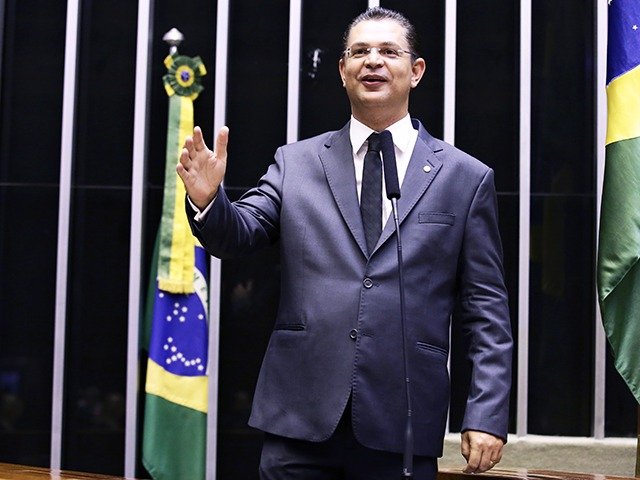 O deputado Sóstenes propõe louvar ação dos EUA que prejudicam o Brasil
