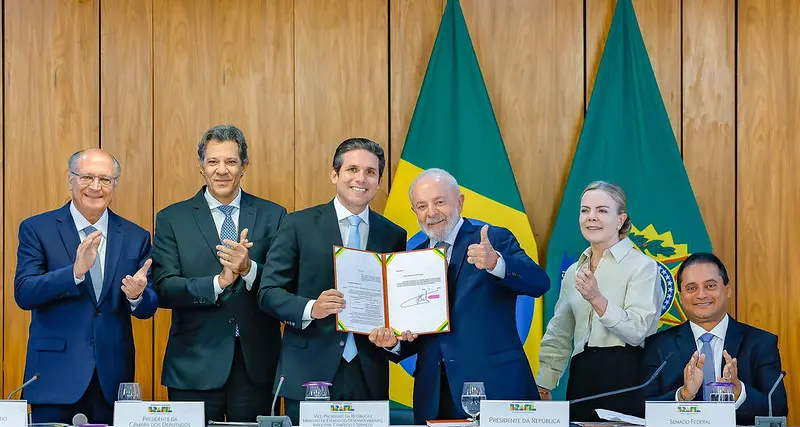 Lula, acompanhado do presidente da Câmara, Hugo Motta, anuncia que o PL que amplia a faixa de isenção do IR. Foto: Divulgação