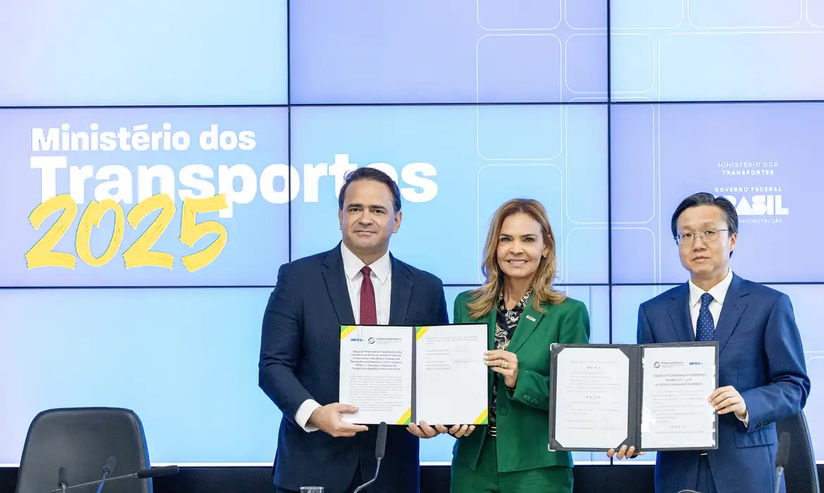 O Brasil e a China assinaram acordo para iniciar estudos conjuntos sobre o corredor ferroviário que ligará os oceanos Atlântico e Pacífico. Foto: Michel Corvelo/MT