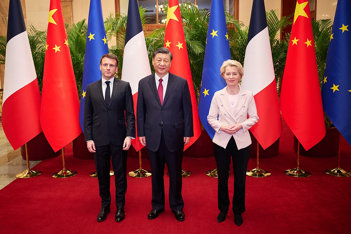 França propõe corte com os EUA e pacto com a China. Relatório acusa a UE de submissão e defende soberania industrial e ambiental.