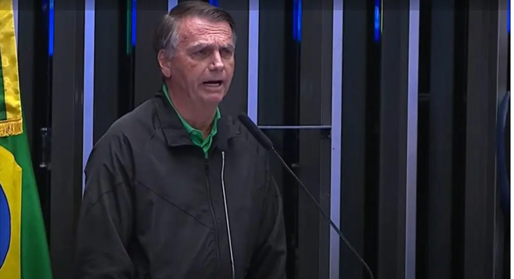 O ex-presidente Jair Bolsonaro chorando em sessão do Senado nesta quinta-feira (17). Reprodução
