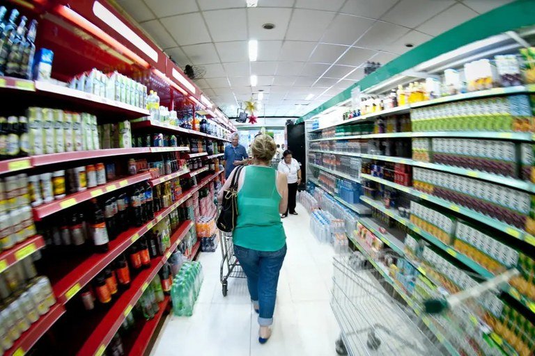 A redução de junho é liderada pela variação negativa de -0,18% no grupo Alimentos e Bebidas
