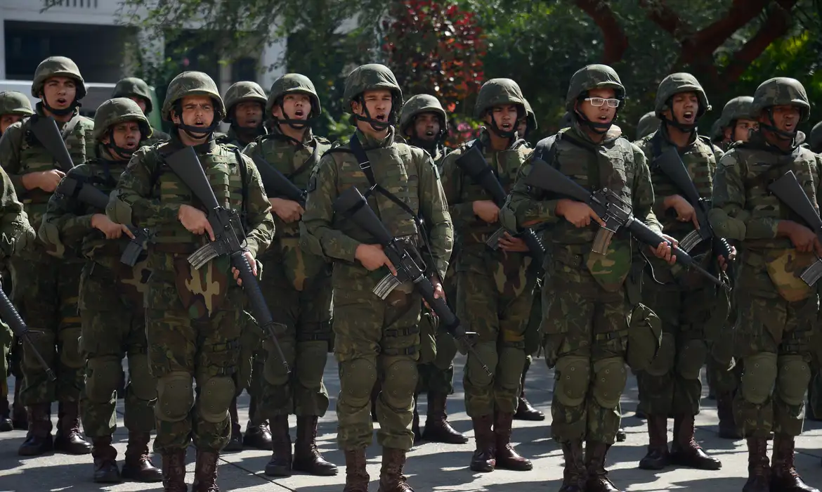 Plano com Exército no RJ tenta mostrar força, mas evita a raiz do tráfico