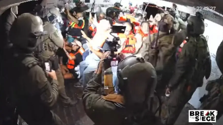 Soldados israelenses invadem barco Handala, da Flotilha da Liberdade, e sequestram ativistas