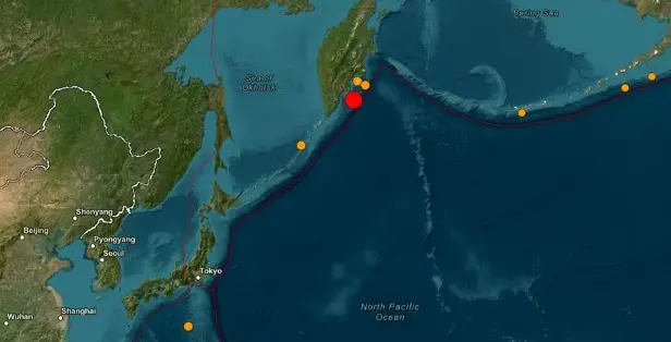 Ponto vermelho mostra local de tremor de magnitude 8,0, na costa leste da Rússia, em 29 de julho de 2025 — Foto: USGS