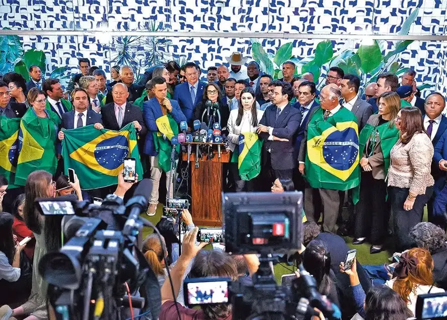 Deputados bolsonaristas em coletiva após Bolsonaro sofrer medidas cautelares. Foto: Alan Santos/Câmara dos Deputados