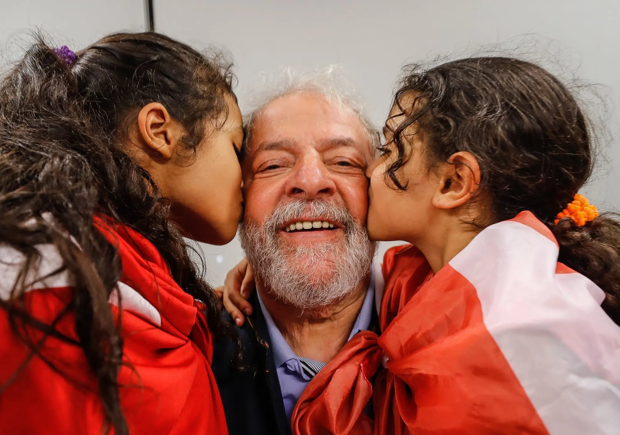 Lula abraçado por crianças do Instituto Lula. Foto: Ricardo Stuckert