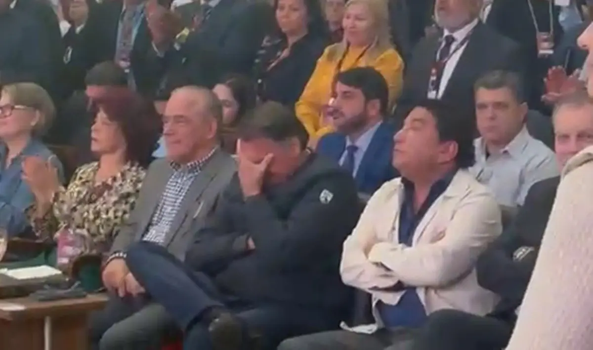 Bolsonaro chorando em culto. Foto: Reprodução