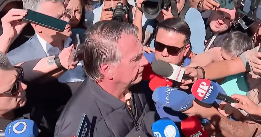 Bolsonaro concede entrevista após começar a usar tornozeleira eletrônica. Foto: Rerodução