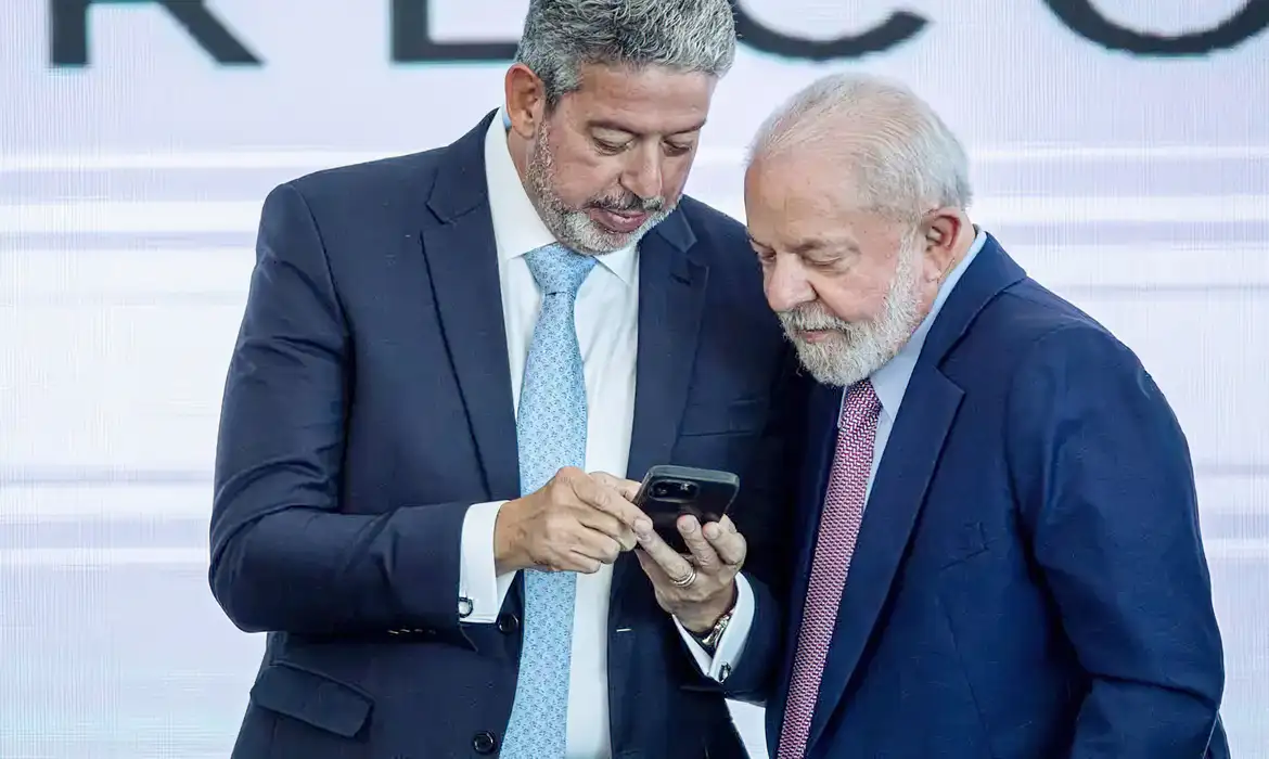 Lula e Arthur Lira - © Joédson Alves/Agência Brasil