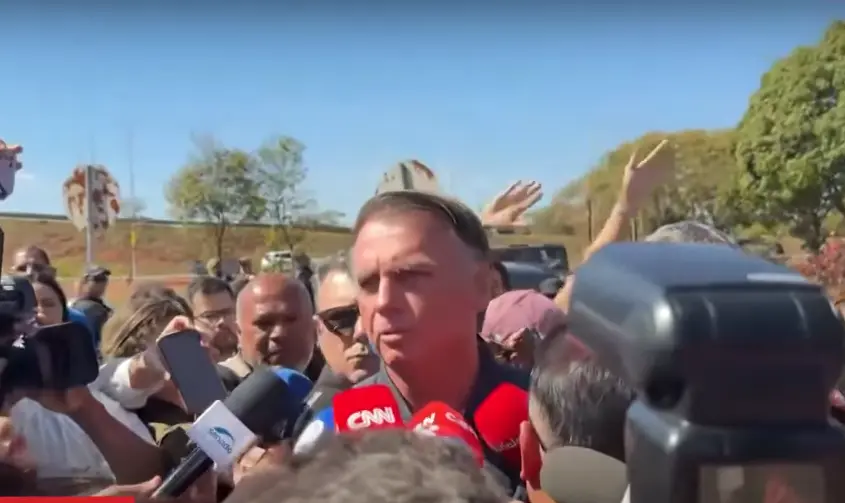 O ex-presidente Jair Bolsonaro (PL) durante entrevista a jornalistas na sede da Polícia Federal (PF), em Brasília. Foto: Reprodução