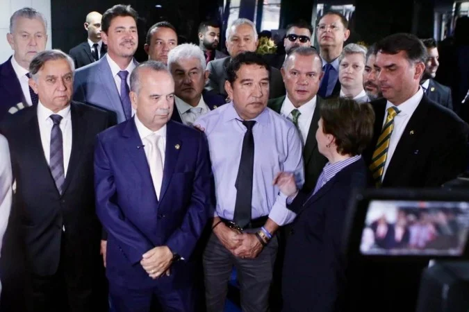 Senadores da oposição anunciam o fim da obstrução no plenário após conseguirem as 41 assinaturas necessárias para pedir impeachment do ministro Alexandre de Moraes, do STF – (crédito: Ascom/Izalci Lucas)