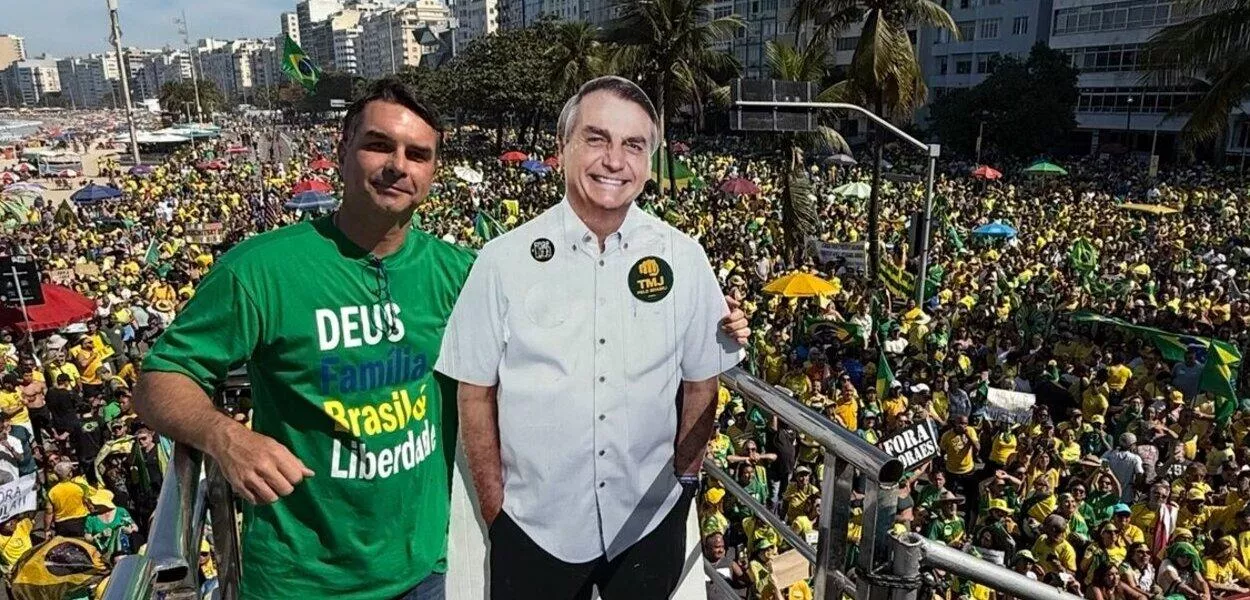 Flávio Bolsonaro e totem de Jair Bolsonaro (Foto: Reprodução/X/@FlavioBolsonaro)