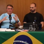 Jair e Eduardo Bolsonaro, durante live (Foto: Reprodução/YouTube)