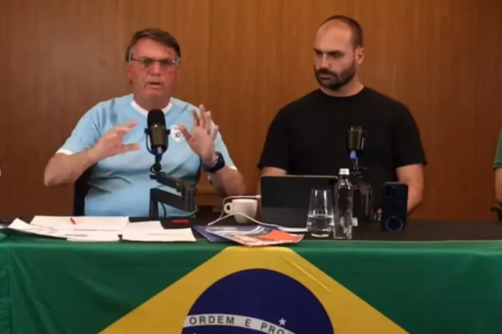 Jair e Eduardo Bolsonaro, durante live (Foto: Reprodução/YouTube)