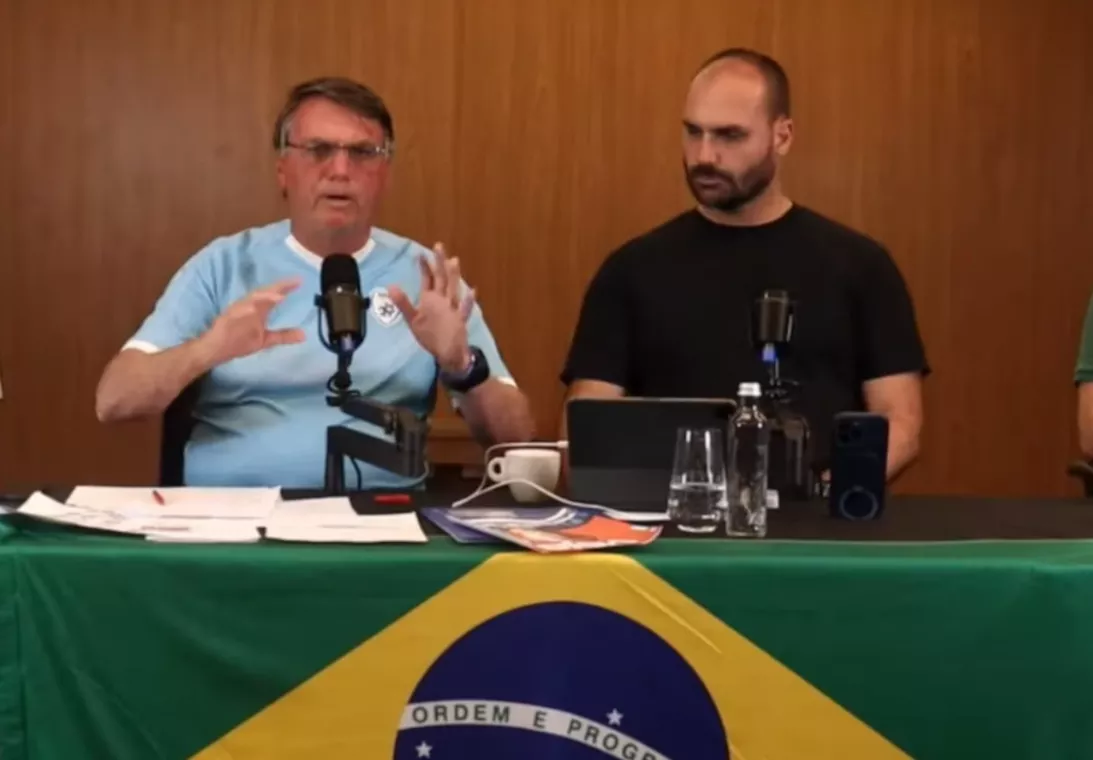 Jair e Eduardo Bolsonaro, durante live (Foto: Reprodução/YouTube)