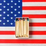 Presidente Donald Trump assinou decreto para processar quem queimar a bandeira americana e aplicar restrições de vistos e prisão; medida integra política de segurança e controle federal.