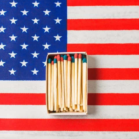 Presidente Donald Trump assinou decreto para processar quem queimar a bandeira americana e aplicar restrições de vistos e prisão; medida integra política de segurança e controle federal.